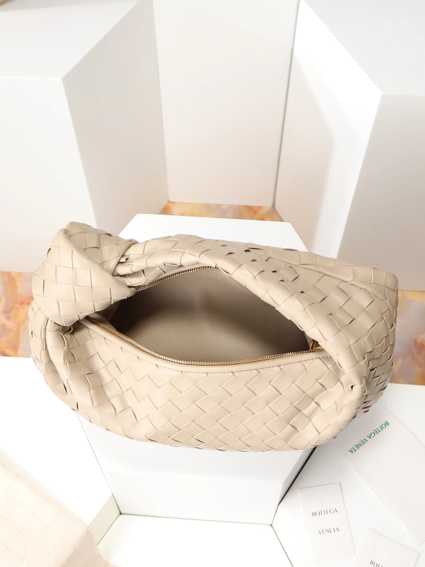 1100. 🌟𝐁𝐨𝐭𝐭𝐞𝐠𝐚 𝐕𝐞𝐧𝐞𝐭𝐚 ——— jodie (medium size) The medium size is very attractive in real life. It is firm and sturdy in the hand. The first impression is that it is particularly durable👍 You can see the well-designed knot on the handle. When carrying it on the shoulder, pay attention to the knot being placed directly under the hand. In this way, it can not only fix the position of the handbag, but also prevent the handbag from slipping due to long walks. It can easily accommodate a variety of cosmetics. In one word, it is "very easy to hold". Style number: 690225 Size: 36✖️21✖️13